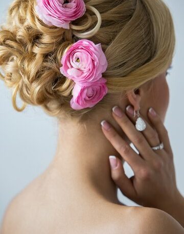 beautiful-bride-with-roses-hair_144627-11930